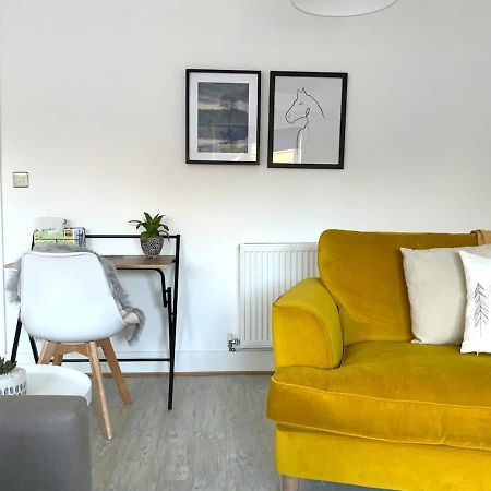 Stylish & Spacious 3 Bed House With 2 Free Car Parking Spaces Villa Appledram Bagian luar foto