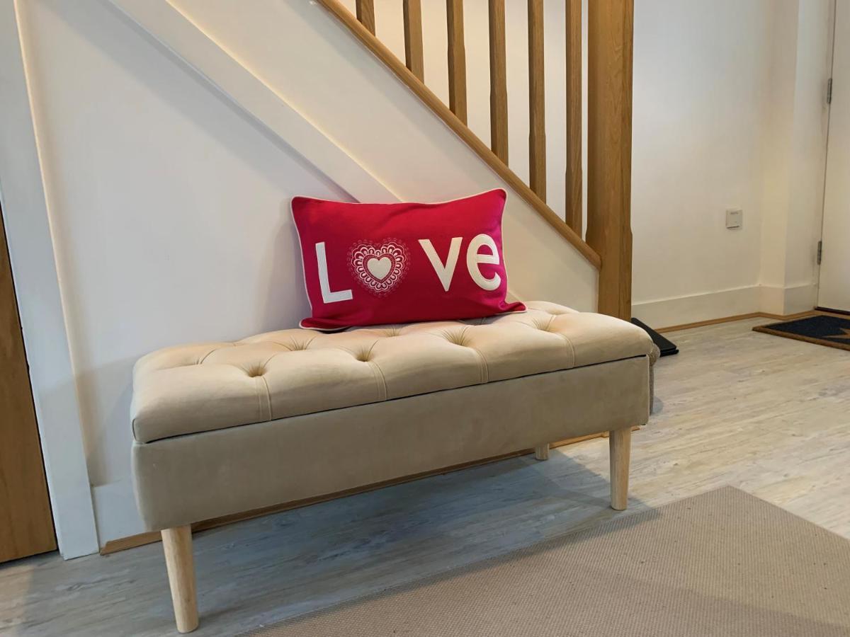 Stylish & Spacious 3 Bed House With 2 Free Car Parking Spaces Villa Appledram Bagian luar foto