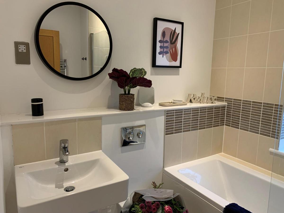 Stylish & Spacious 3 Bed House With 2 Free Car Parking Spaces Villa Appledram Bagian luar foto