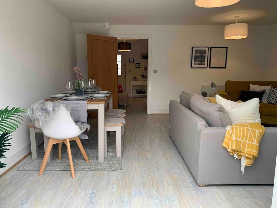 Stylish & Spacious 3 Bed House With 2 Free Car Parking Spaces Villa Appledram Bagian luar foto