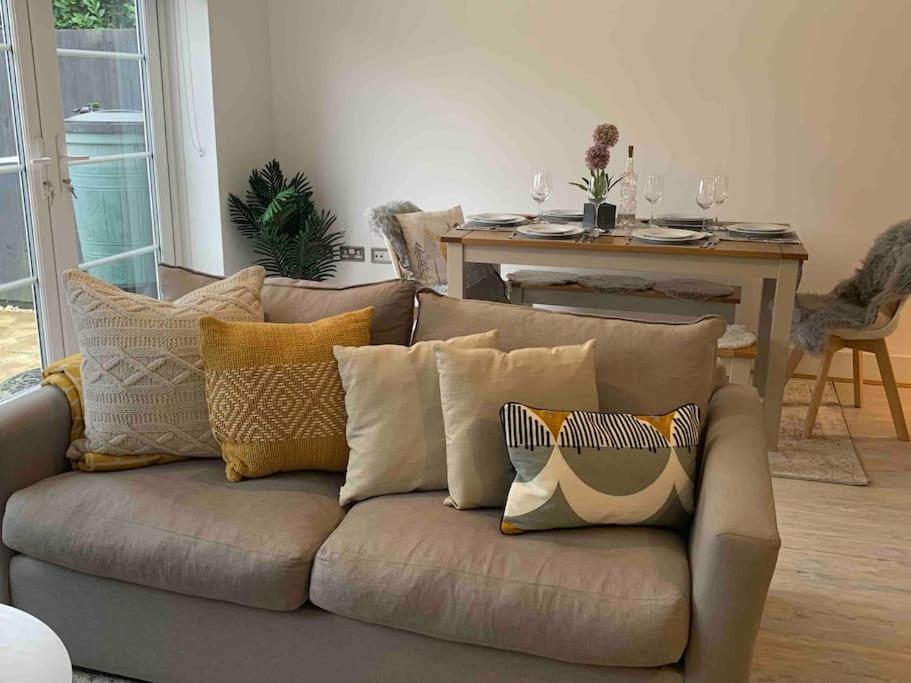 Stylish & Spacious 3 Bed House With 2 Free Car Parking Spaces Villa Appledram Bagian luar foto