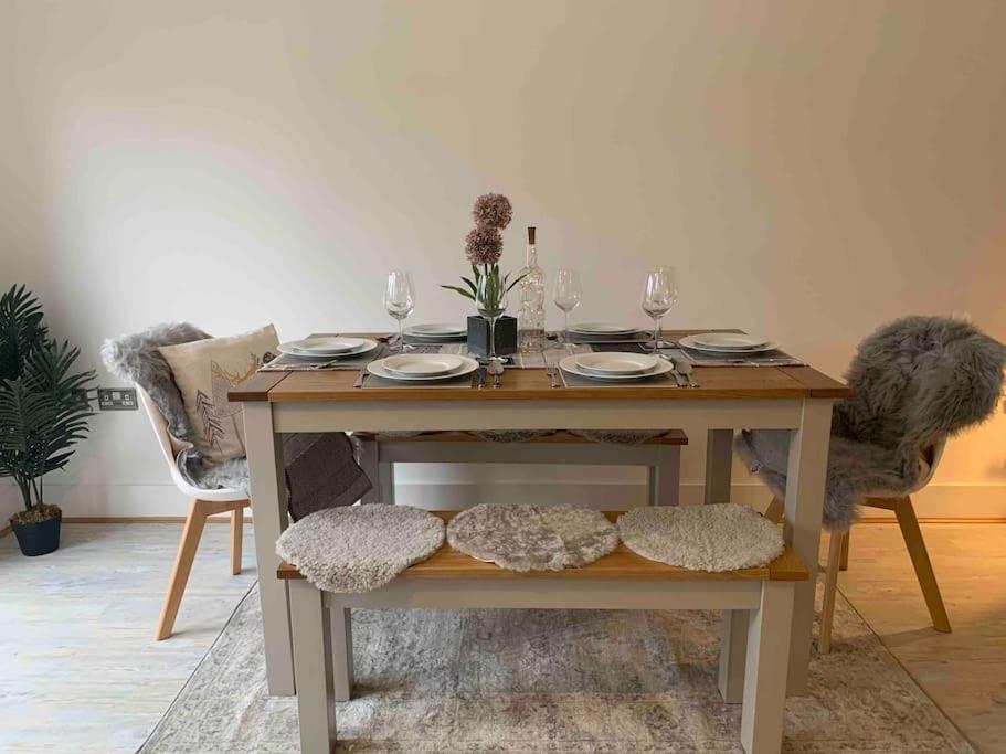 Stylish & Spacious 3 Bed House With 2 Free Car Parking Spaces Villa Appledram Bagian luar foto