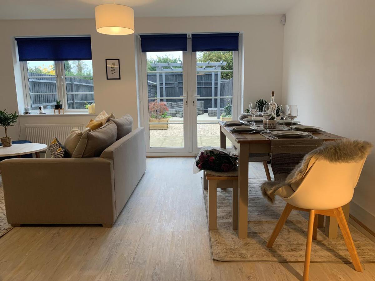 Stylish & Spacious 3 Bed House With 2 Free Car Parking Spaces Villa Appledram Bagian luar foto