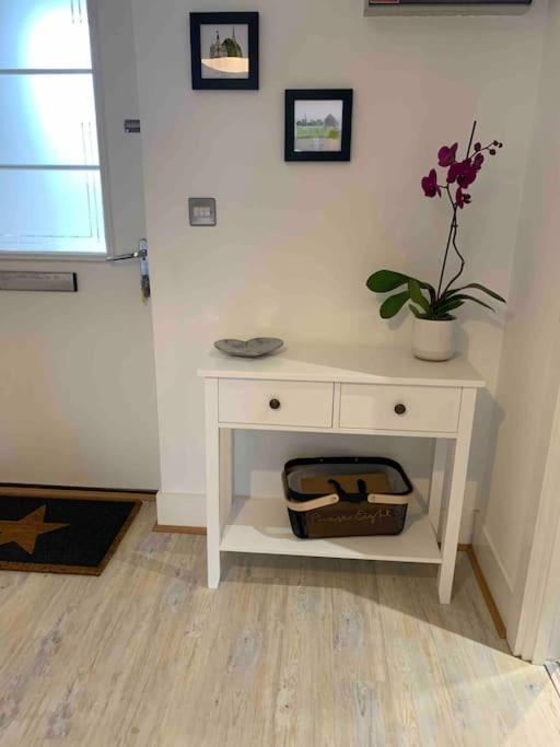 Stylish & Spacious 3 Bed House With 2 Free Car Parking Spaces Villa Appledram Bagian luar foto