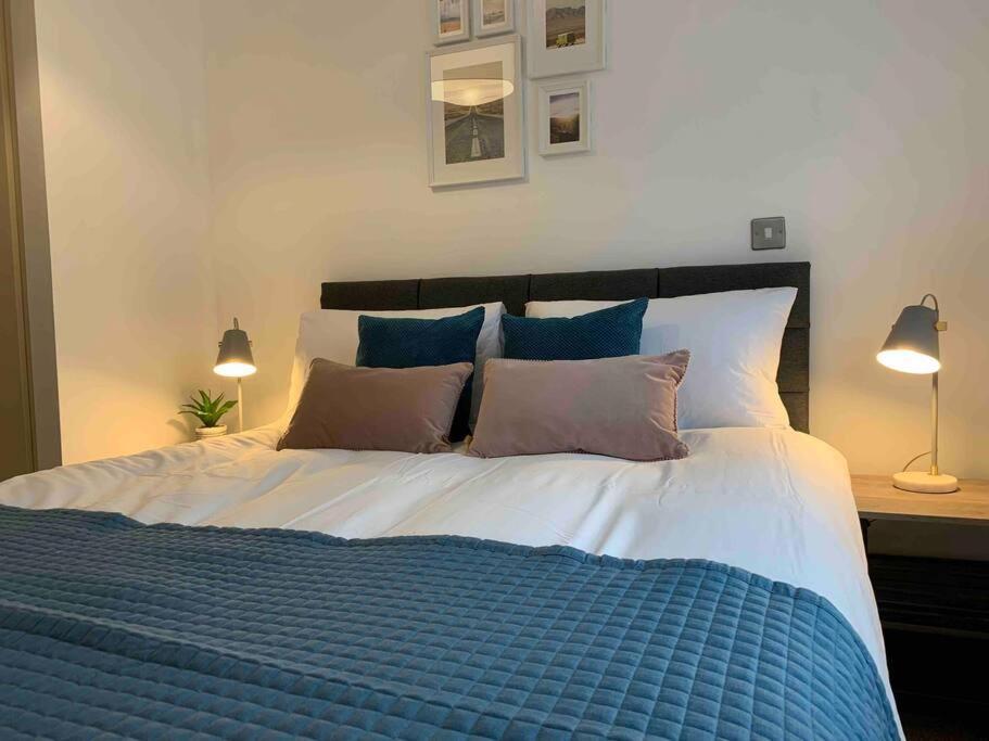 Stylish & Spacious 3 Bed House With 2 Free Car Parking Spaces Villa Appledram Bagian luar foto