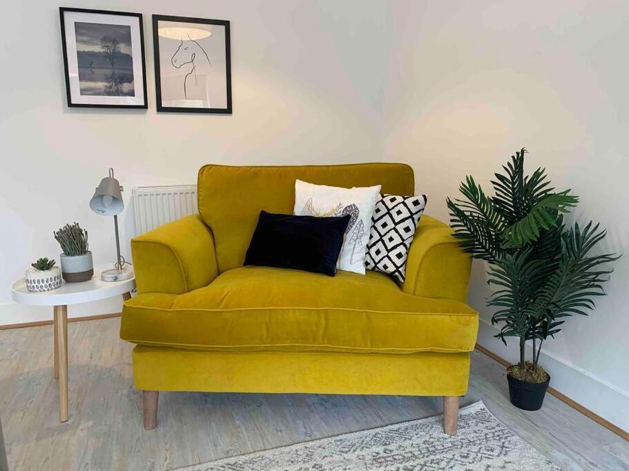 Stylish & Spacious 3 Bed House With 2 Free Car Parking Spaces Villa Appledram Bagian luar foto