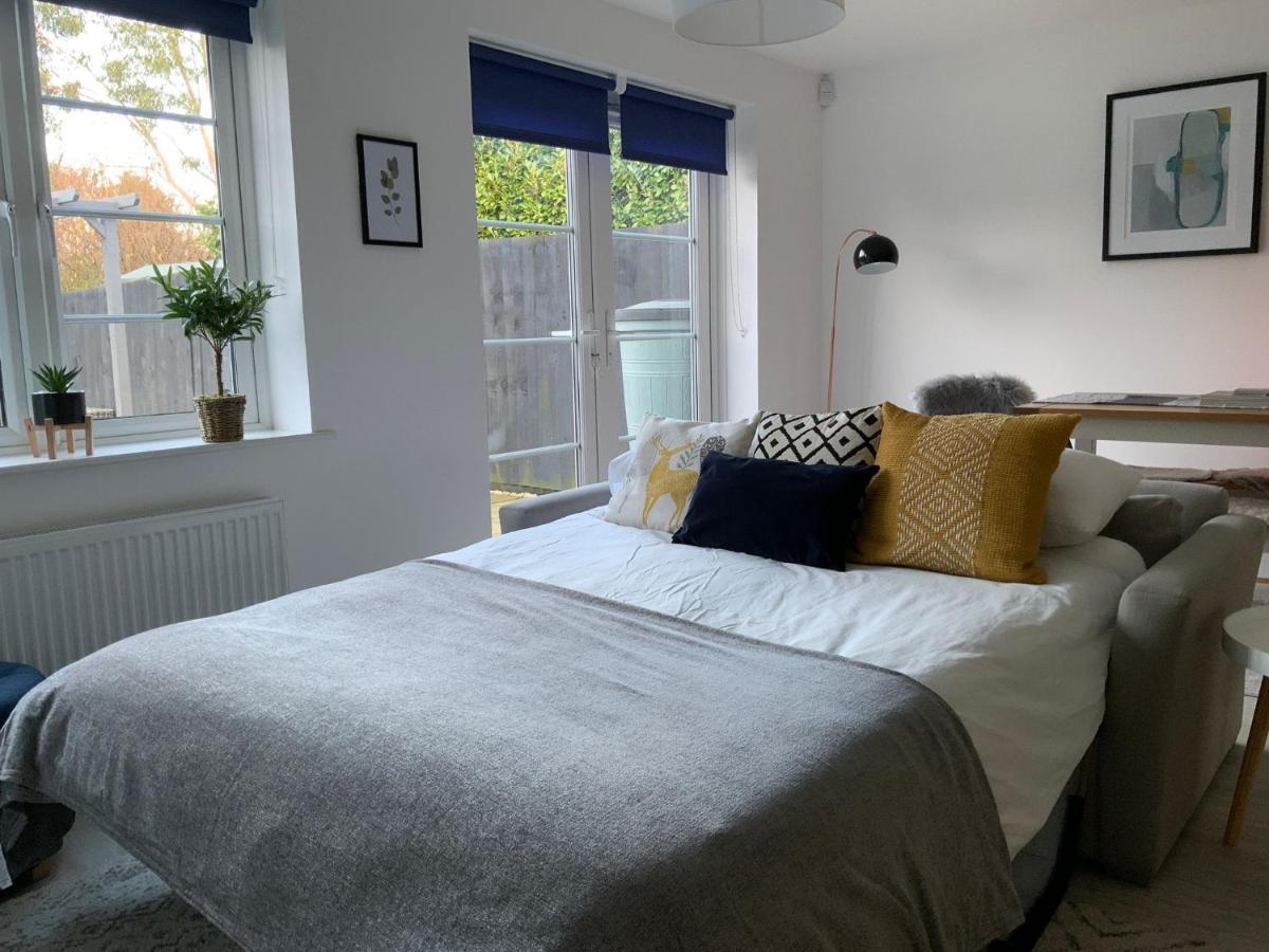 Stylish & Spacious 3 Bed House With 2 Free Car Parking Spaces Villa Appledram Bagian luar foto