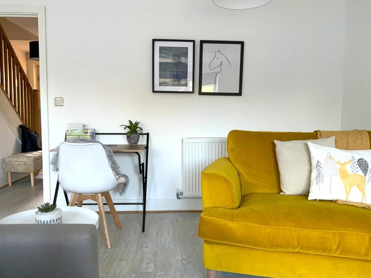 Stylish & Spacious 3 Bed House With 2 Free Car Parking Spaces Villa Appledram Bagian luar foto