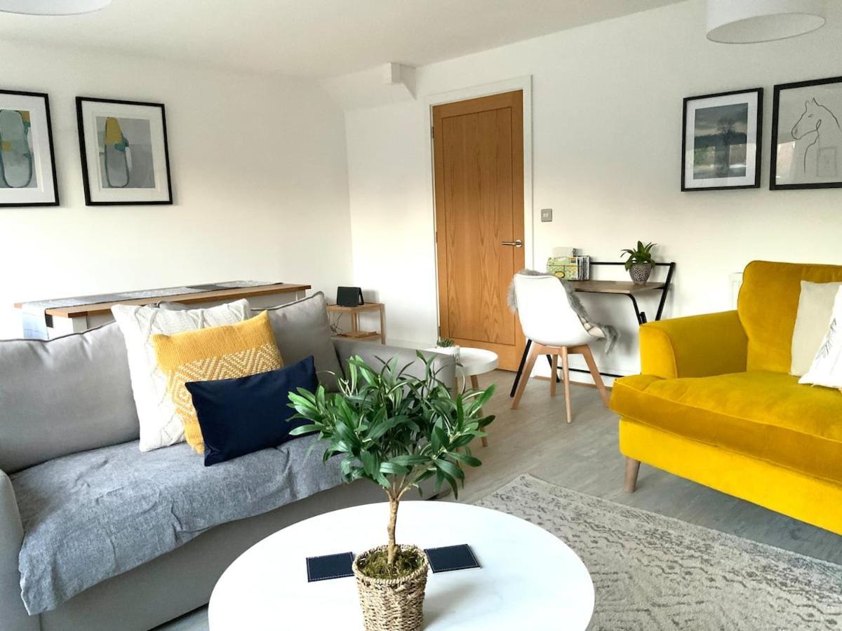 Stylish & Spacious 3 Bed House With 2 Free Car Parking Spaces Villa Appledram Bagian luar foto