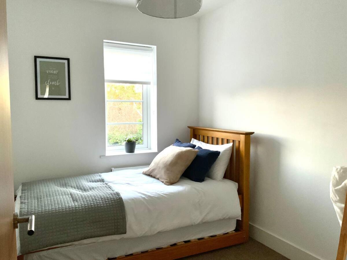 Stylish & Spacious 3 Bed House With 2 Free Car Parking Spaces Villa Appledram Bagian luar foto